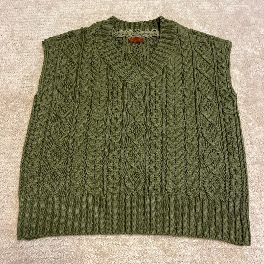 POL women's chunky olive green cable-knit sweater vest size small oversized
